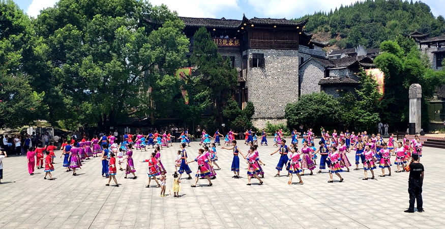 4 Days Best Tour Package of Furong Ancient Town And Zhangjiajie
