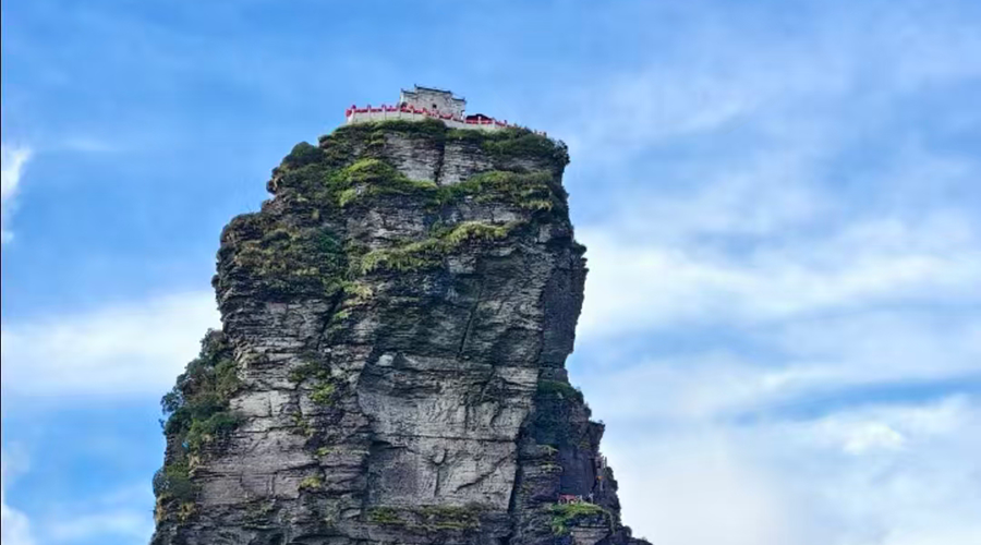 Old Golden Summit with 360° views of Wuling Range